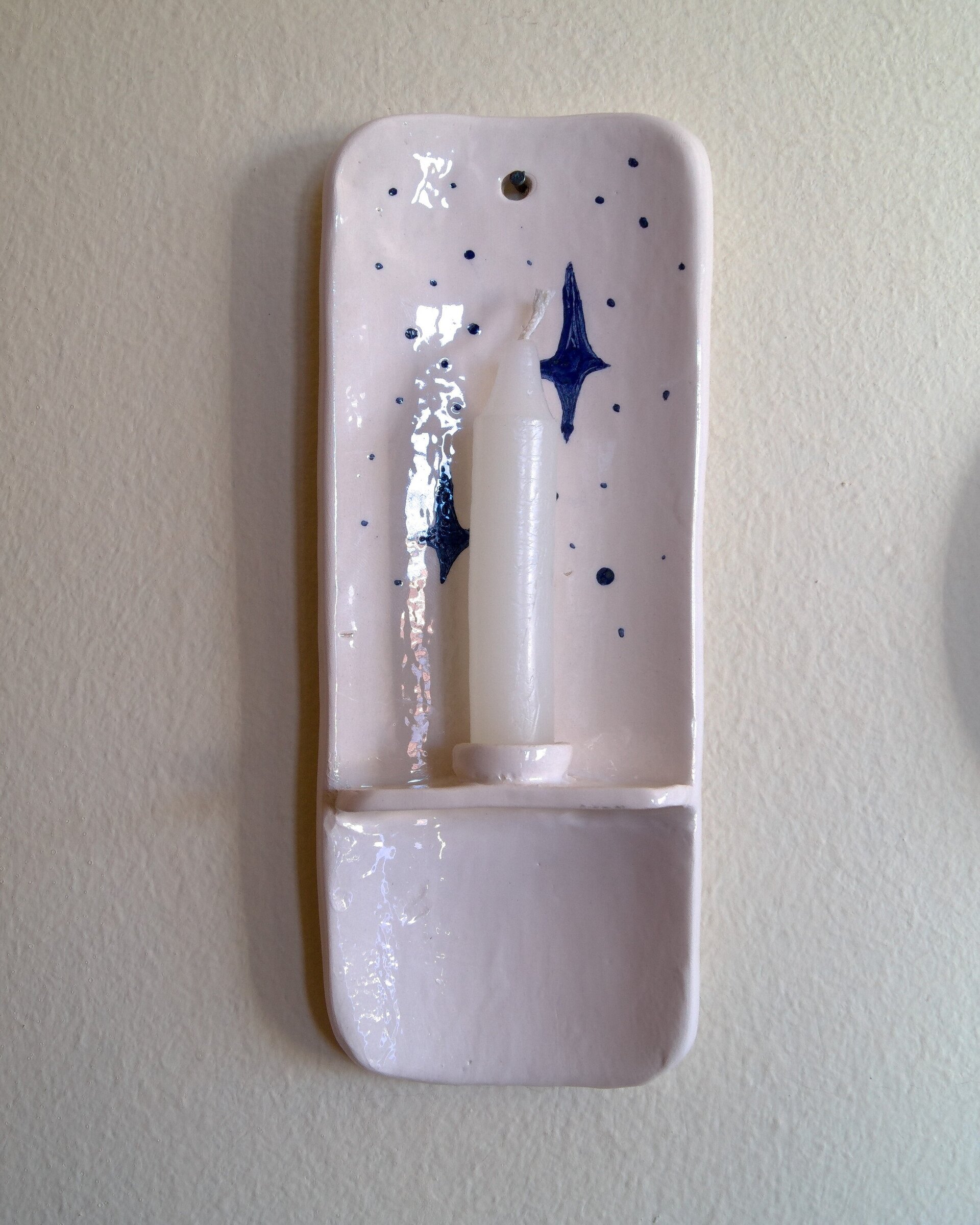 Palmatoria de pared en cerámica blanca con estrellas azules - 1