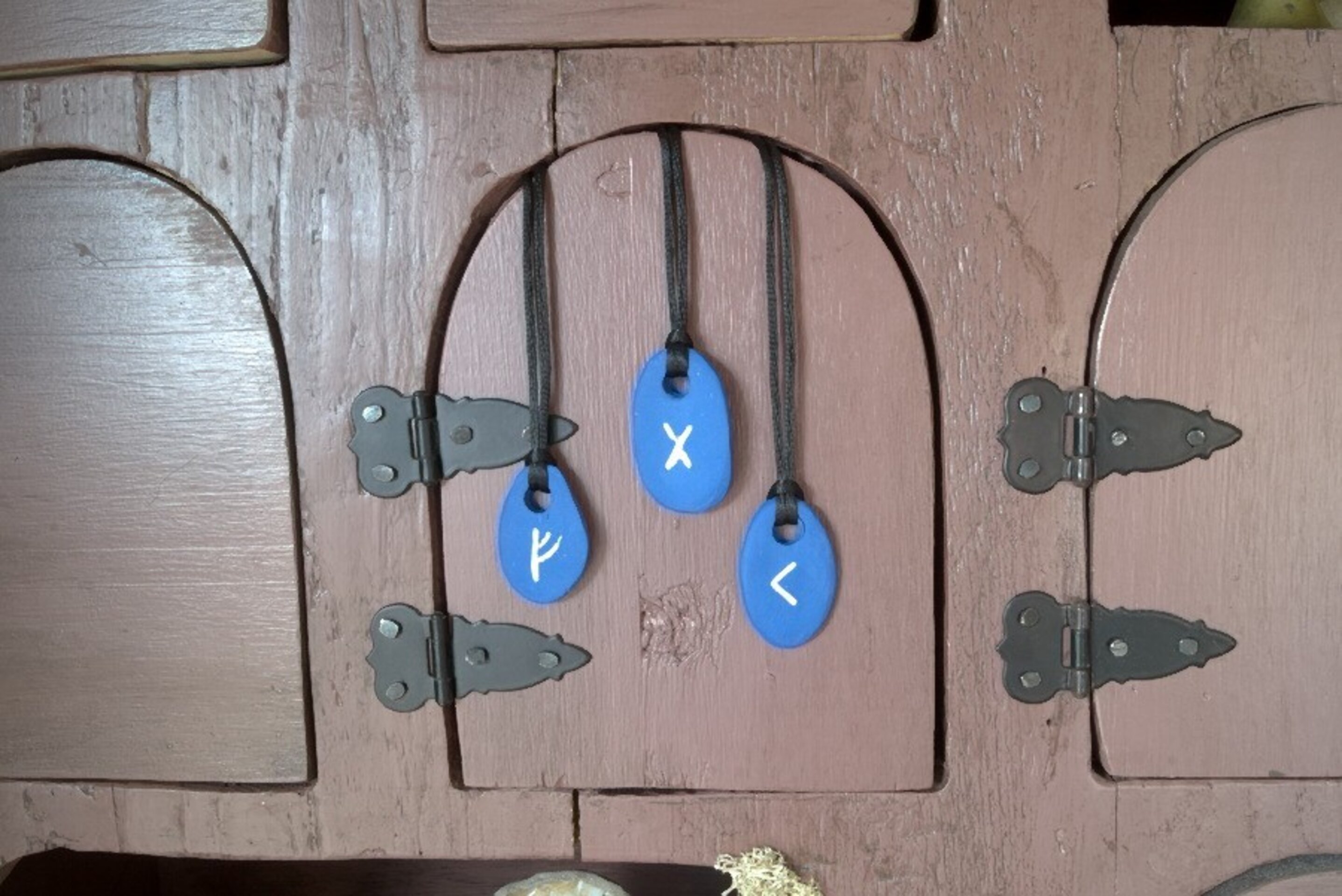 Colgante de runa en porcelana azul – Hecho a mano - 1