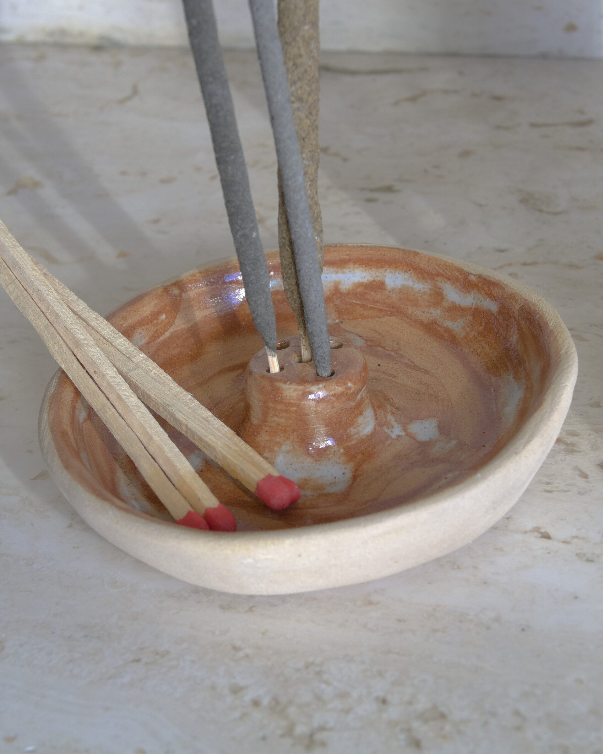 Portainciensos de cerámica esmaltada – Beige con tonos blancos y rojizos - 1