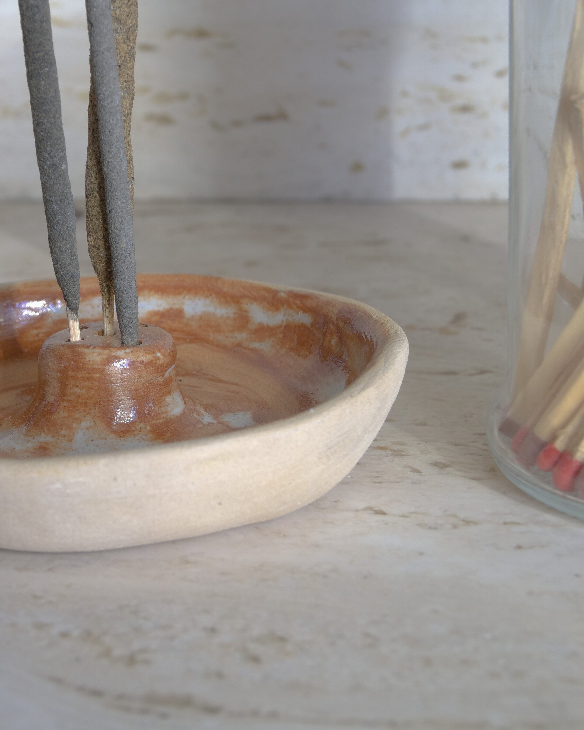 Portainciensos de cerámica esmaltada – Beige con tonos blancos y rojizos - 2