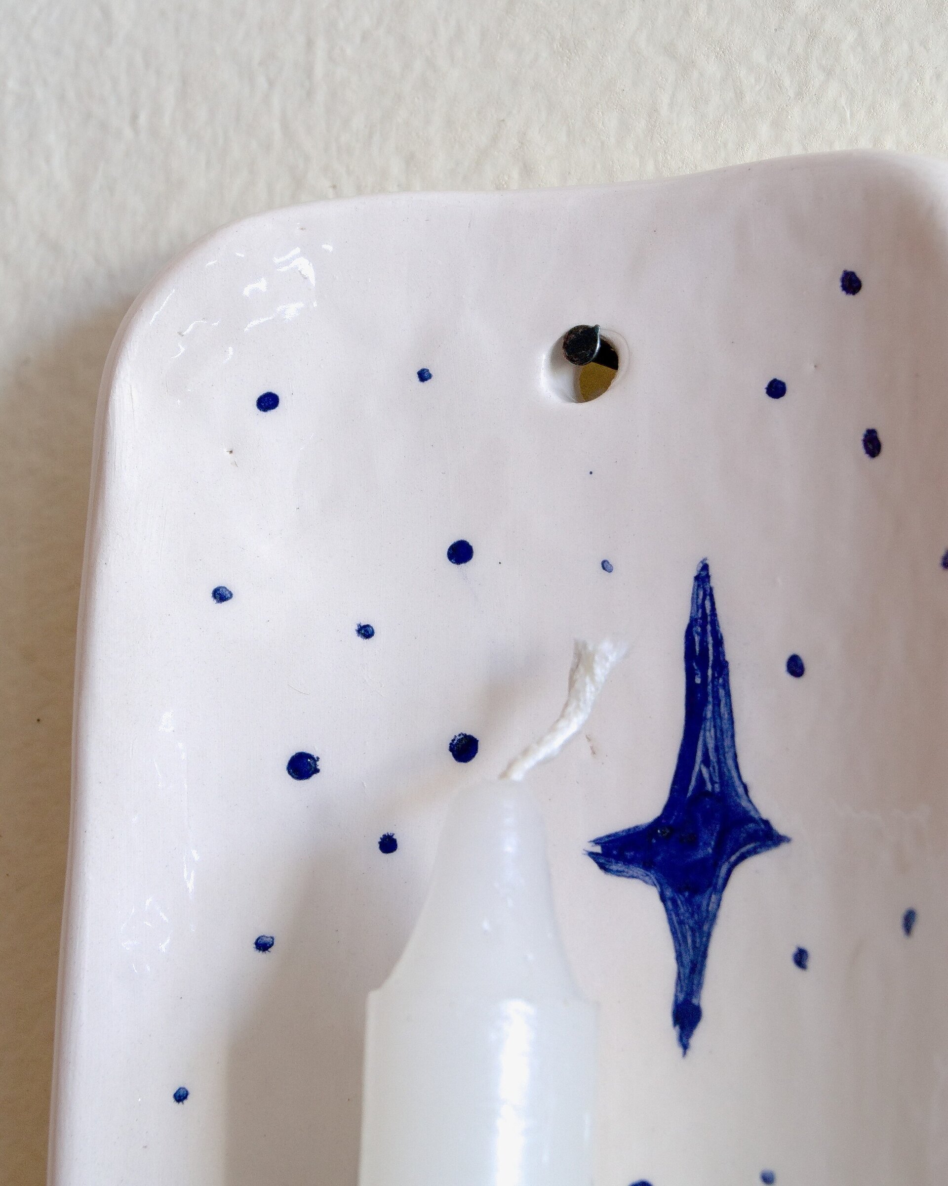 Palmatoria de pared en cerámica blanca con estrellas azules - 2