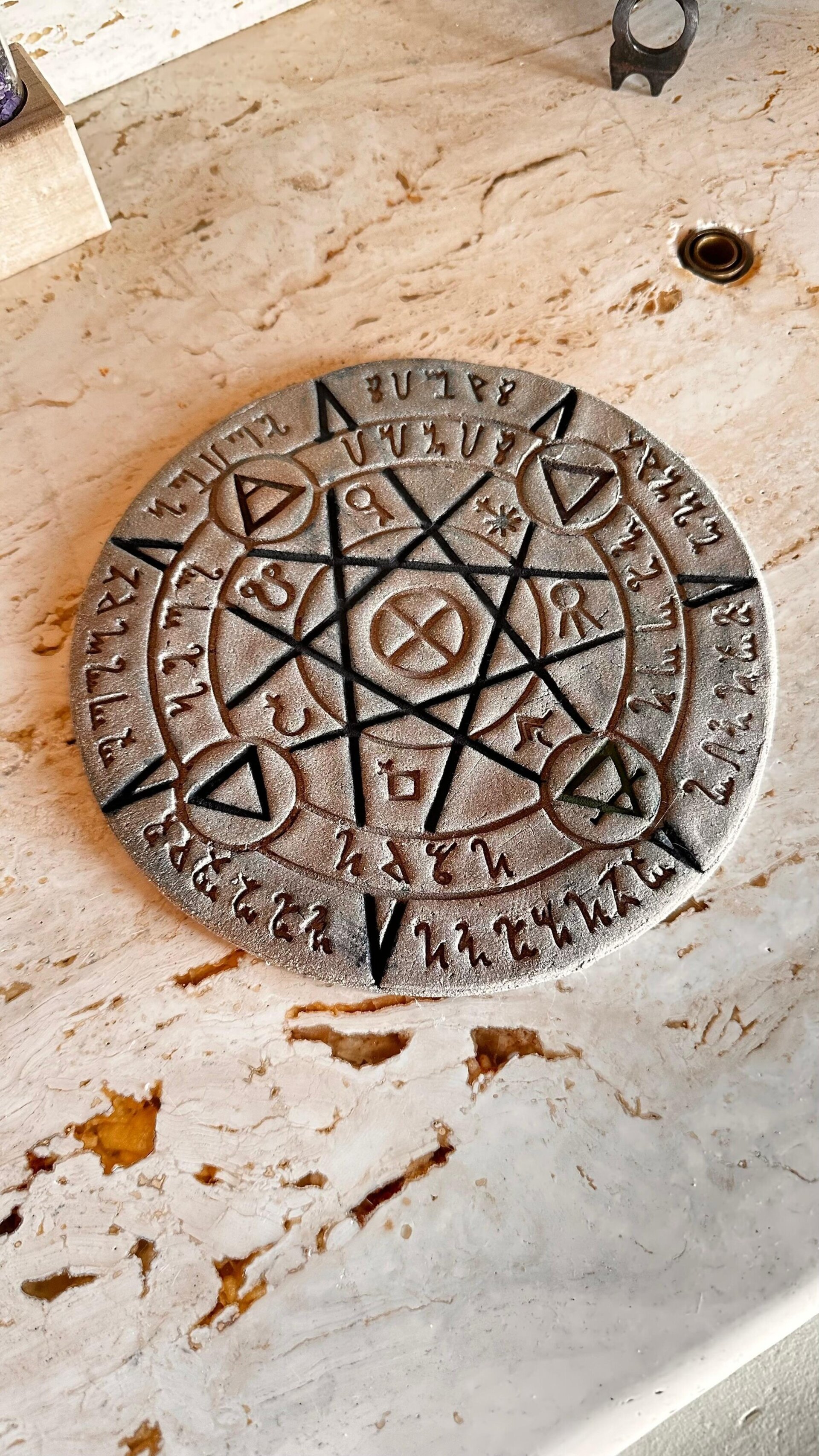 Placa cerámica de símbolos alquímicos con defecto - 1