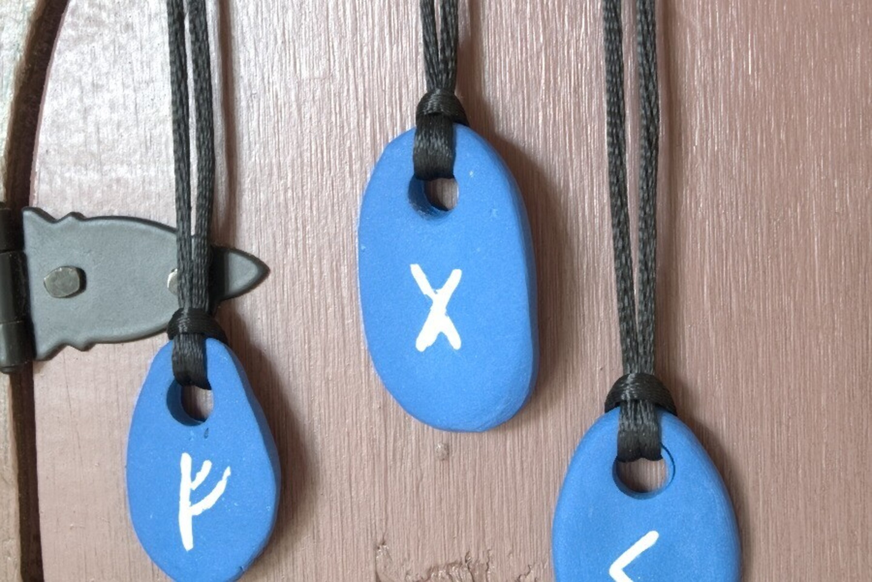 Colgante de runa en porcelana azul – Hecho a mano - 2