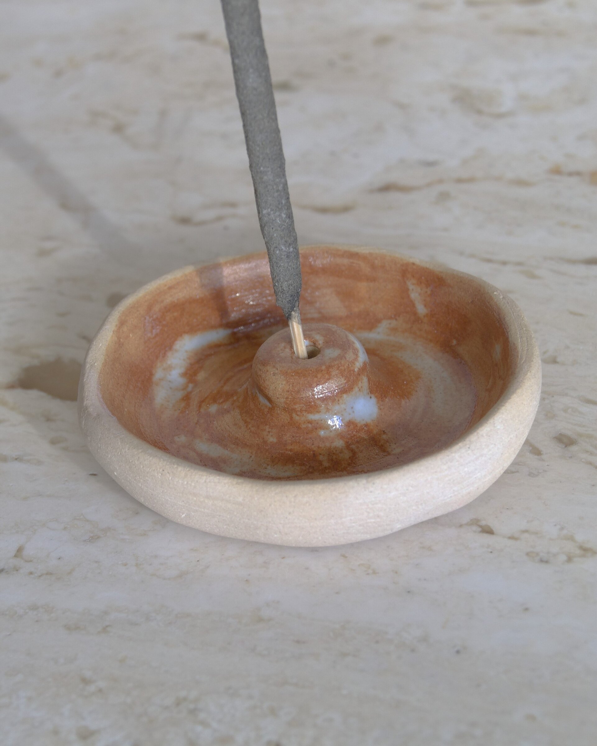 Portainciensos de cerámica esmaltada – Beige con tonos blancos y rojizos - 1