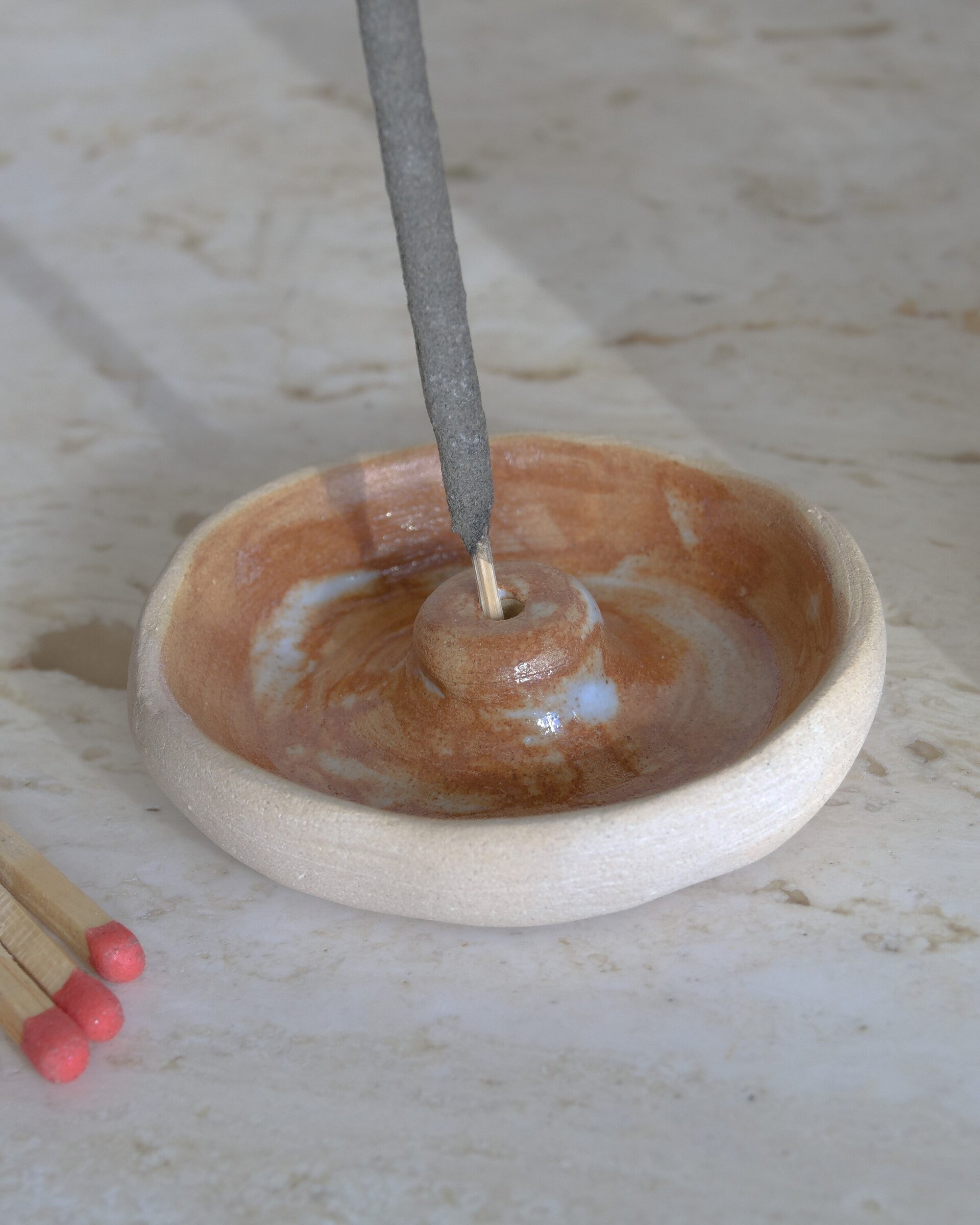 Portainciensos de cerámica esmaltada – Beige con tonos blancos y rojizos - 3