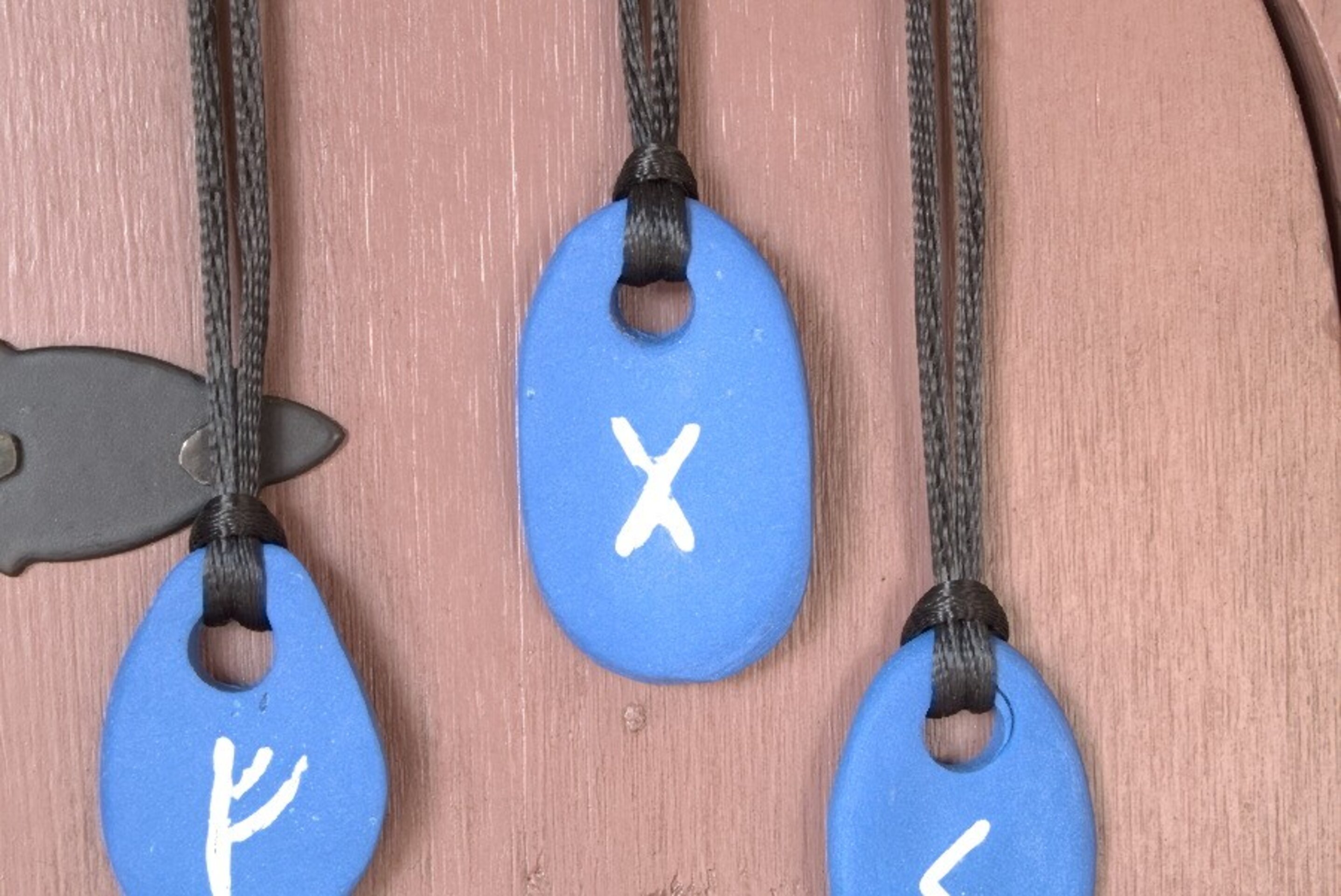 Colgante de runa en porcelana azul – Hecho a mano - 3