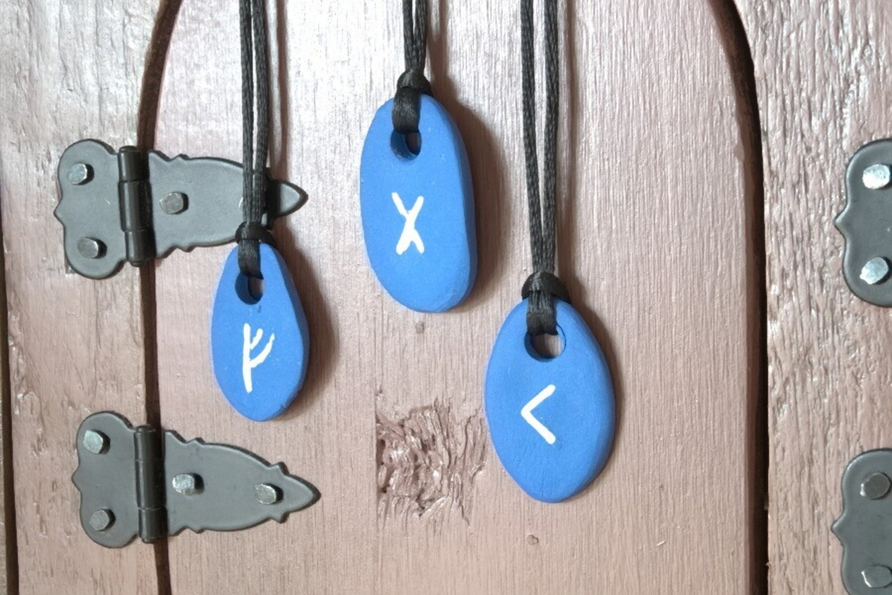 Colgante de runa en porcelana azul – Hecho a mano - 4